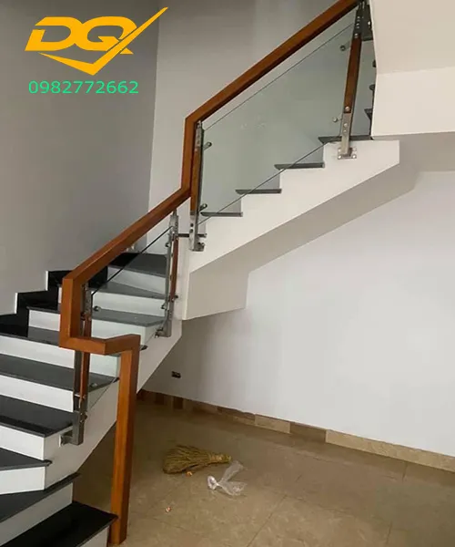 Sự kết hợp hoàn hảo giữa kính cường lực và tay vịn gỗ tự nhiên