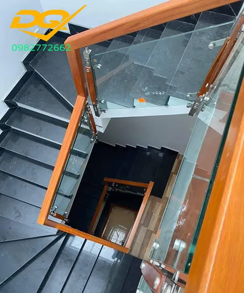 Mẫu cầu thang kính cong độc đáo dành cho những không gian nghệ thuật