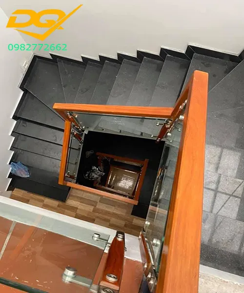 Cầu thang kính chân lửng mang lại vẻ đẹp nhẹ nhàng và thanh thoát