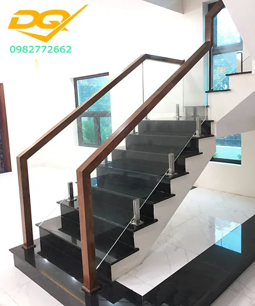 Hình ảnh thực tế công trình cầu thang kính gỗ sau khi hoàn thiện