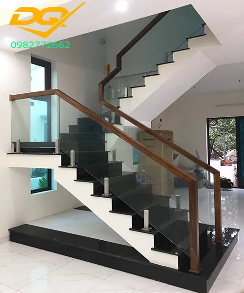 Cầu thang gỗ kính giúp tối ưu hóa diện tích cho nhà phố nhỏ hẹp