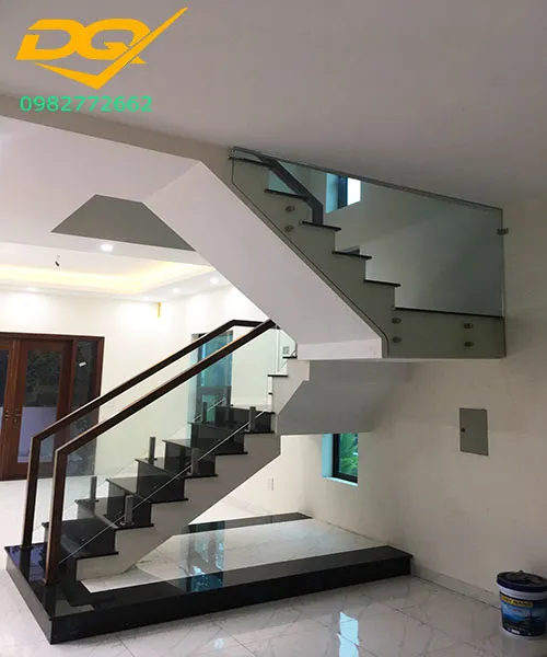 Sự phối hợp màu sắc hài hòa giữa gỗ và kính cường lực 10 ly