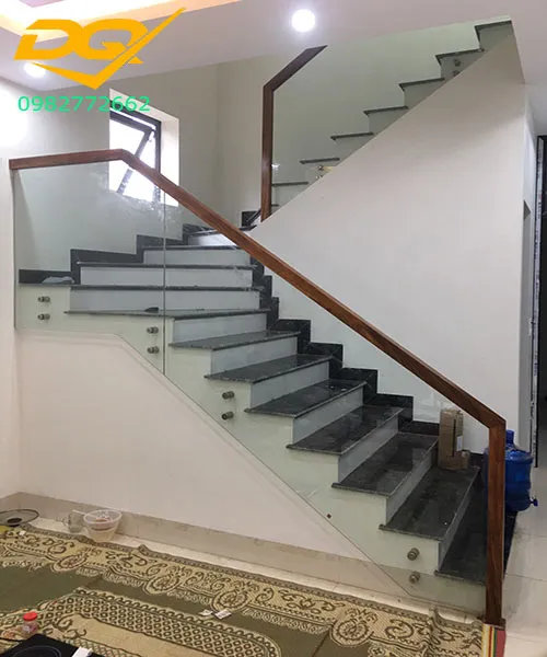 Độ bền và an toàn là ưu điểm lớn nhất của cầu thang gỗ kính hiện đại