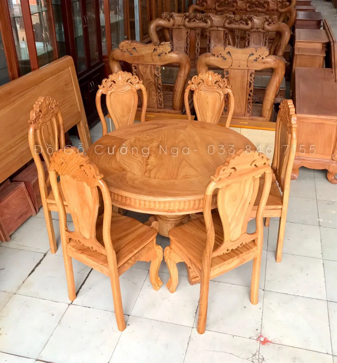 Ghế ăn trong bộ bàn ăn 8 ghế gỗ Gõ Đỏ với họa tiết chạm khắc tinh xảo