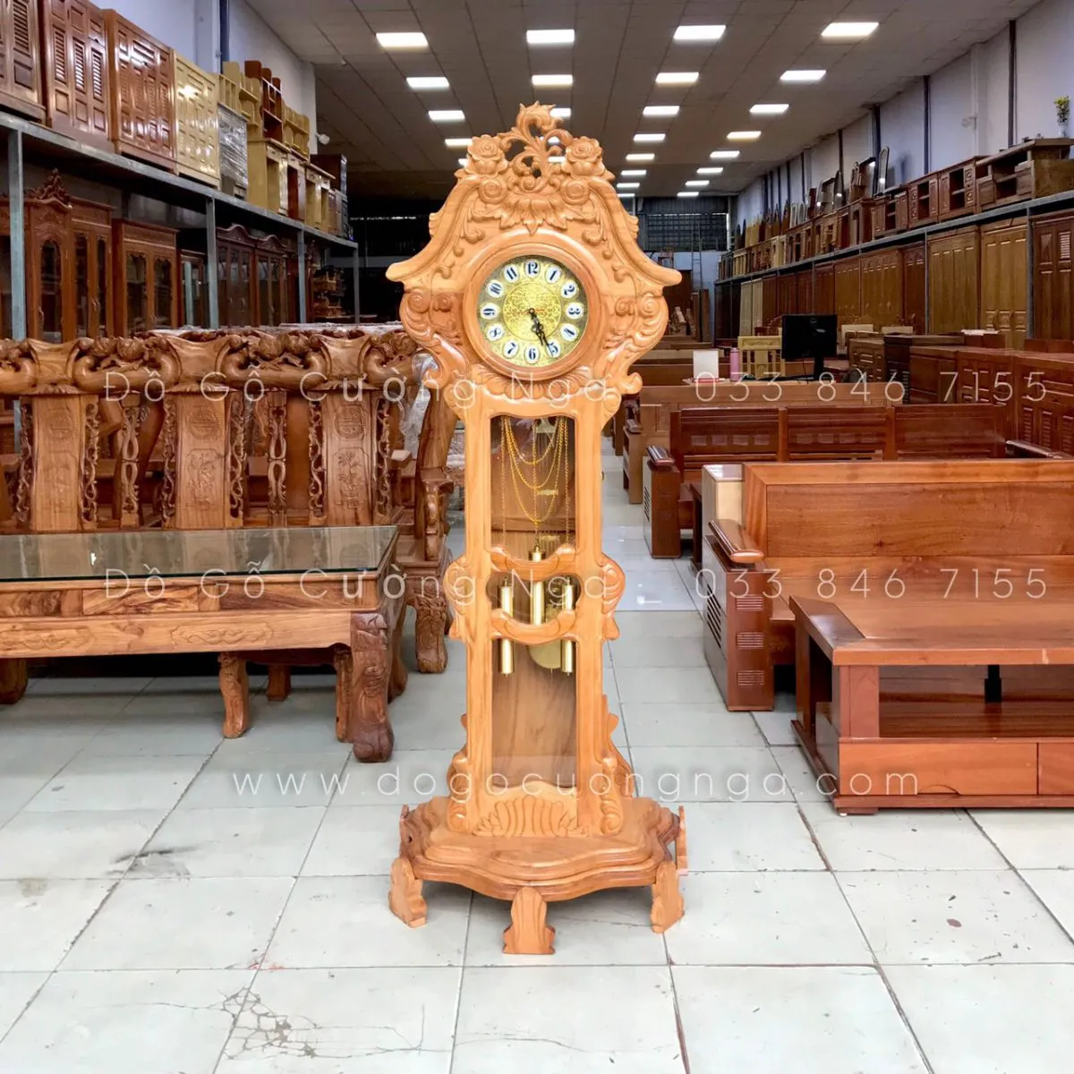 Đồng hồ quả lắc đứng gỗ gõ đỏ chạm hoa lá tây