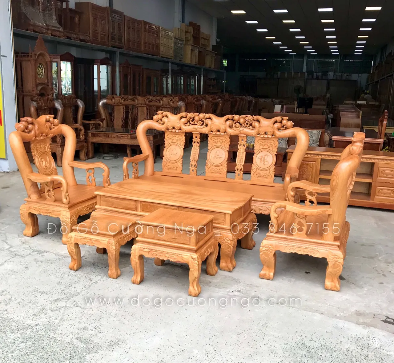 Bộ salon gỗ cao cấp với đường nét chạm khắc cổ điển