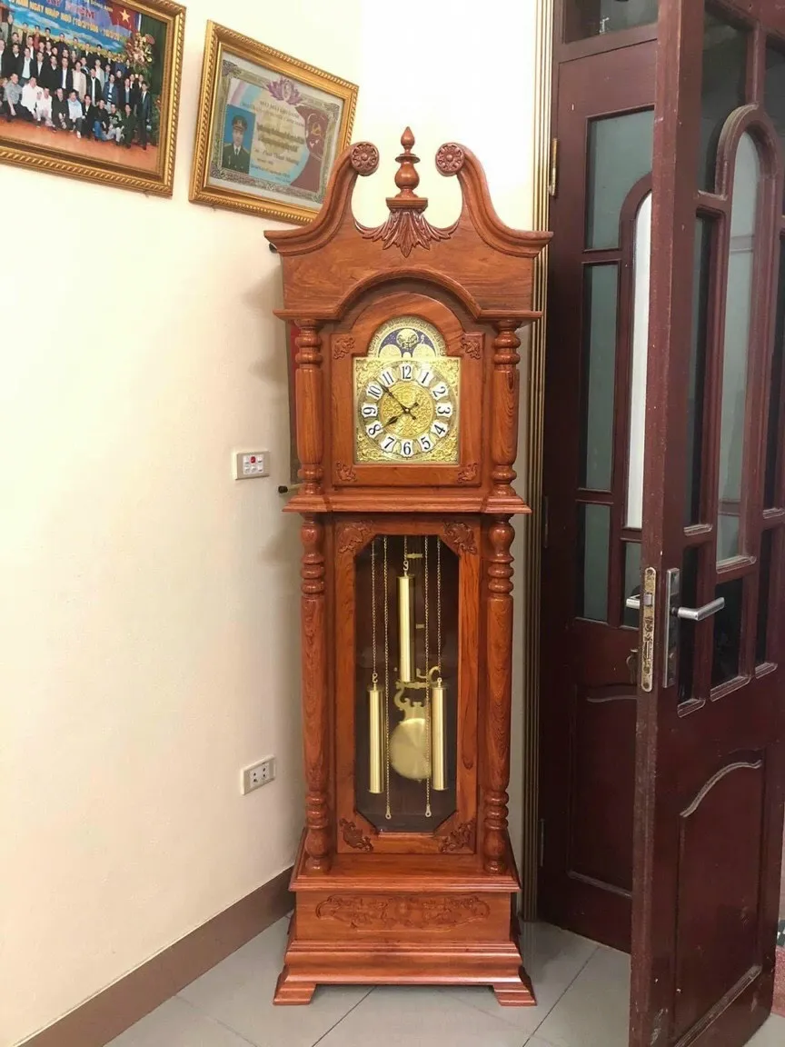 Đồng hồ tủ đứng bằng gỗ gõ đỏ kiểu dáng đơn giản