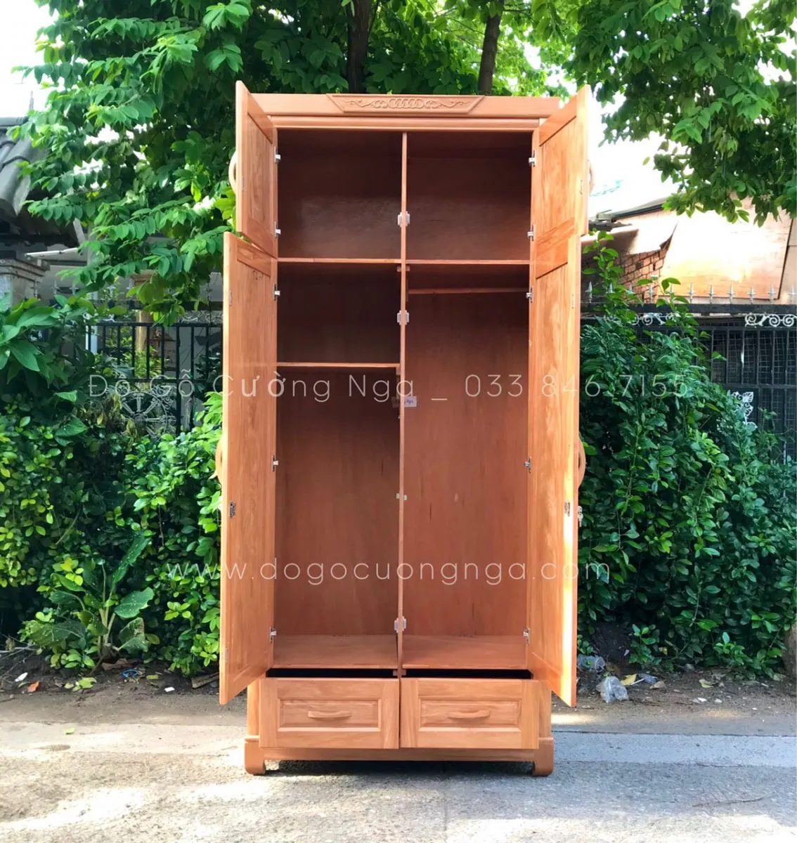 Thiết kế bên trong ngăn nắp gọn gàng của tủ quần áo 2 cánh gỗ tự nhiên