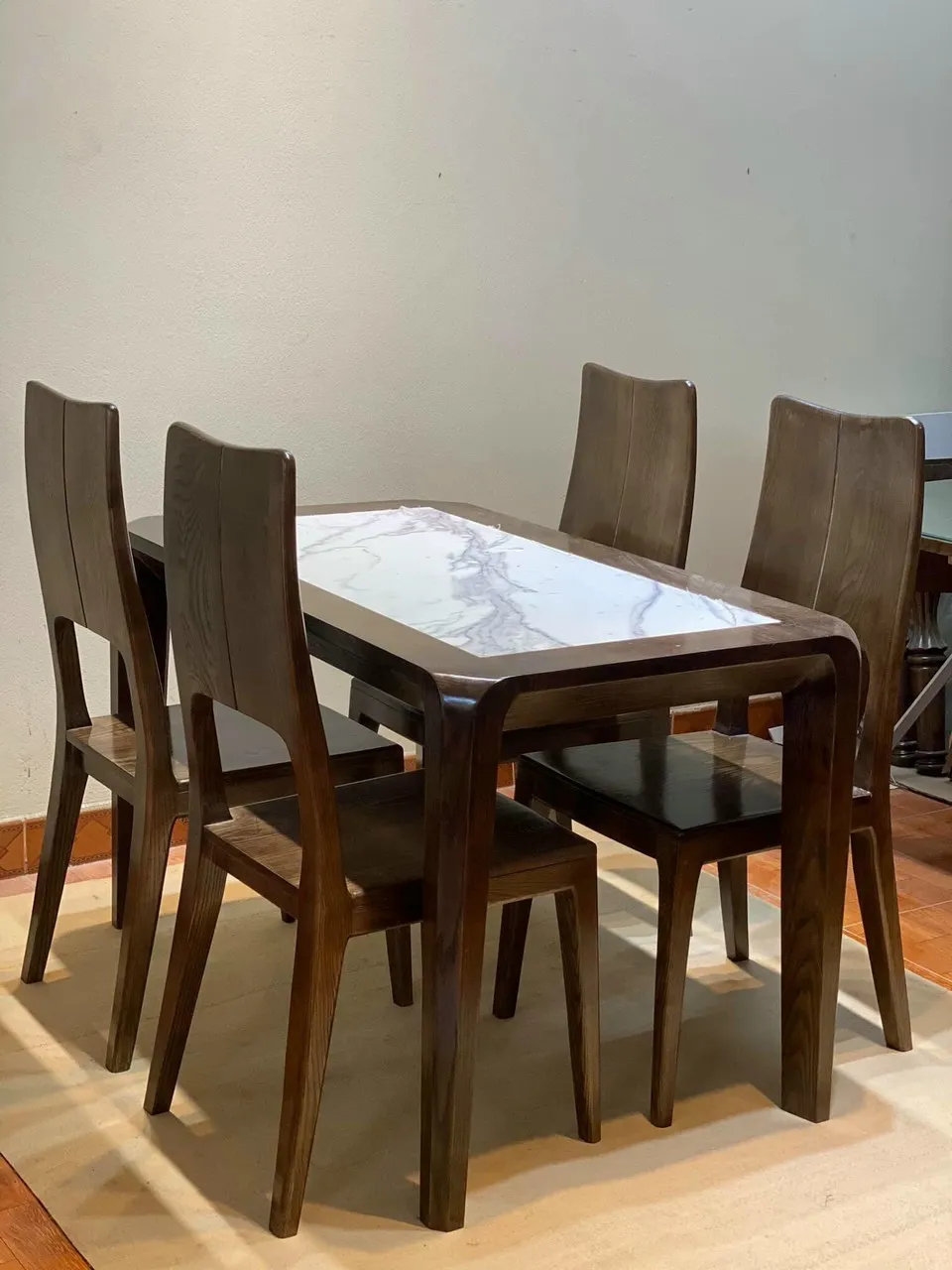 Bàn ăn 4 ghế hiện đại với mặt đá và chân gỗ tự nhiên