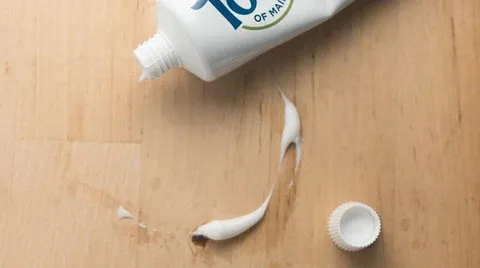 Làm sạch các vết ố bẩn trên bàn ghế gỗ bằng kem đánh răng