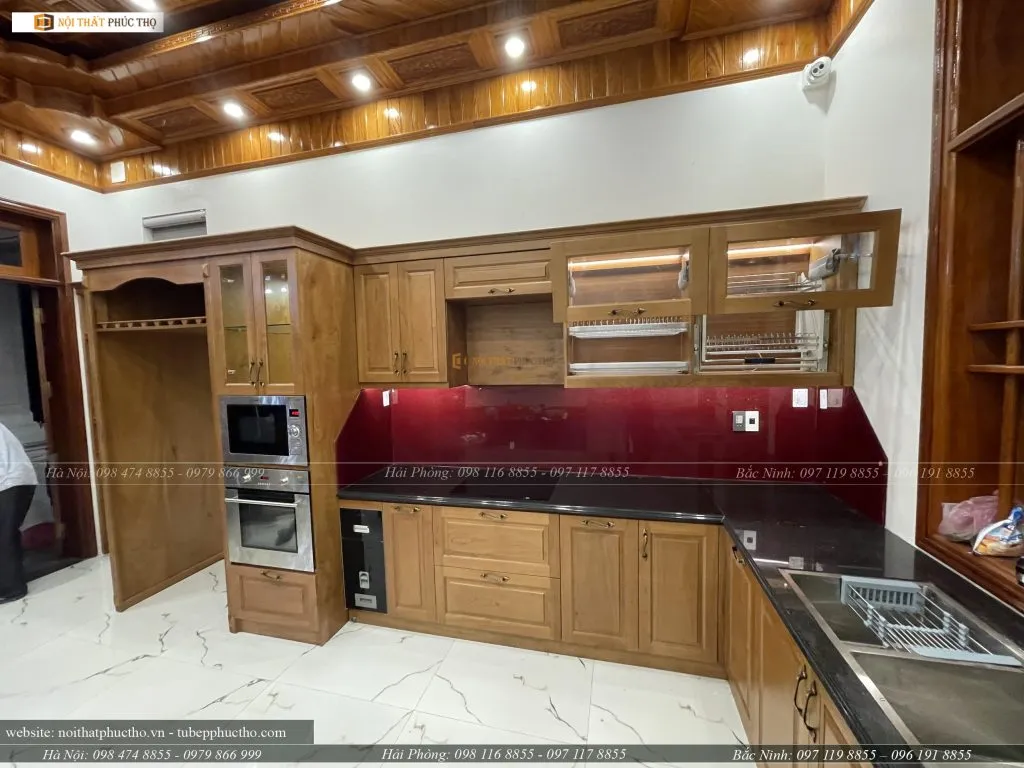 Tủ bếp gỗ sồi Mỹ đỏ thực tế của anh Liệu – Bình Giang – Hải Dương
