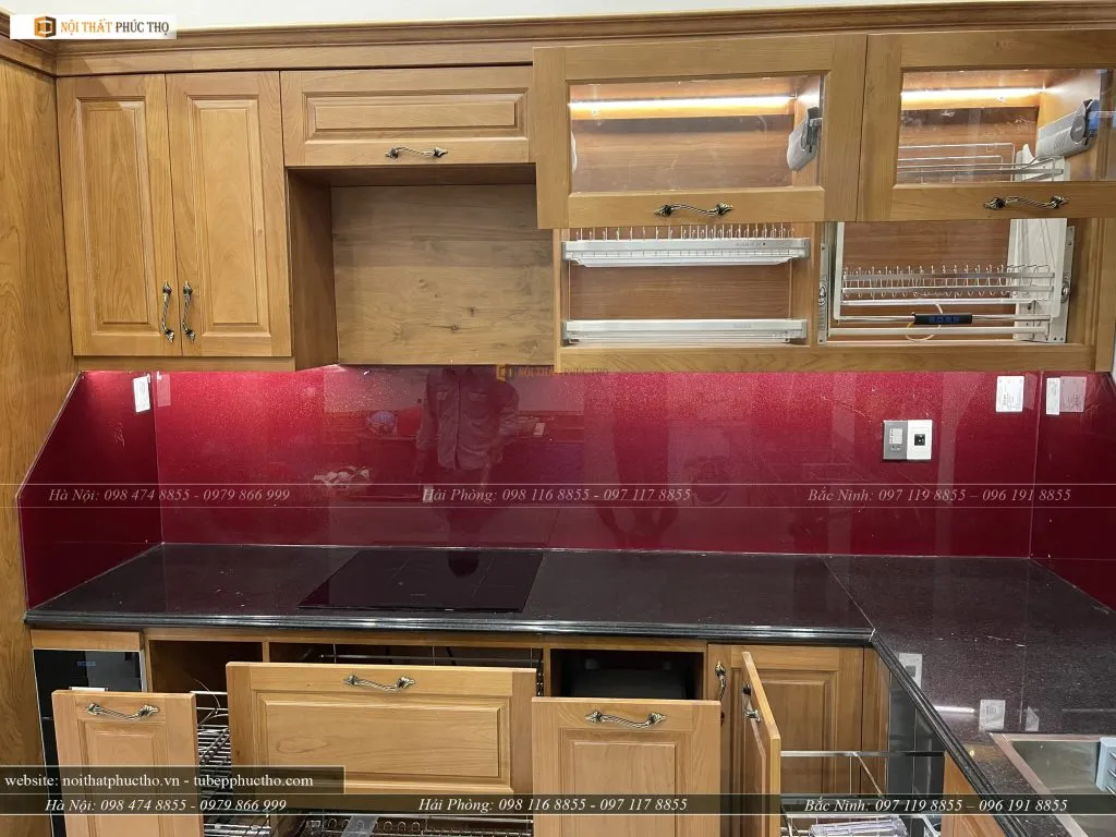 Tủ bếp gỗ sồi Mỹ phối màu trắng