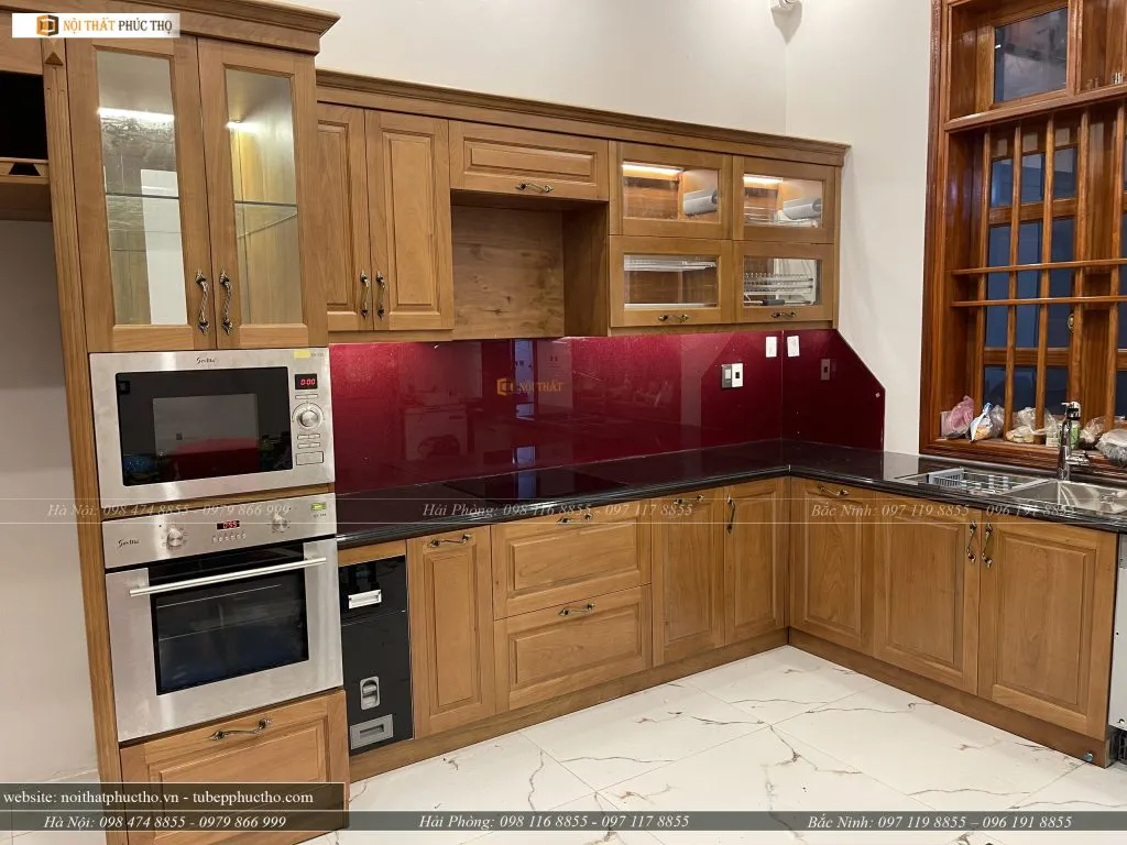 Tủ bếp gỗ sồi Mỹ đỏ hoàn thiện