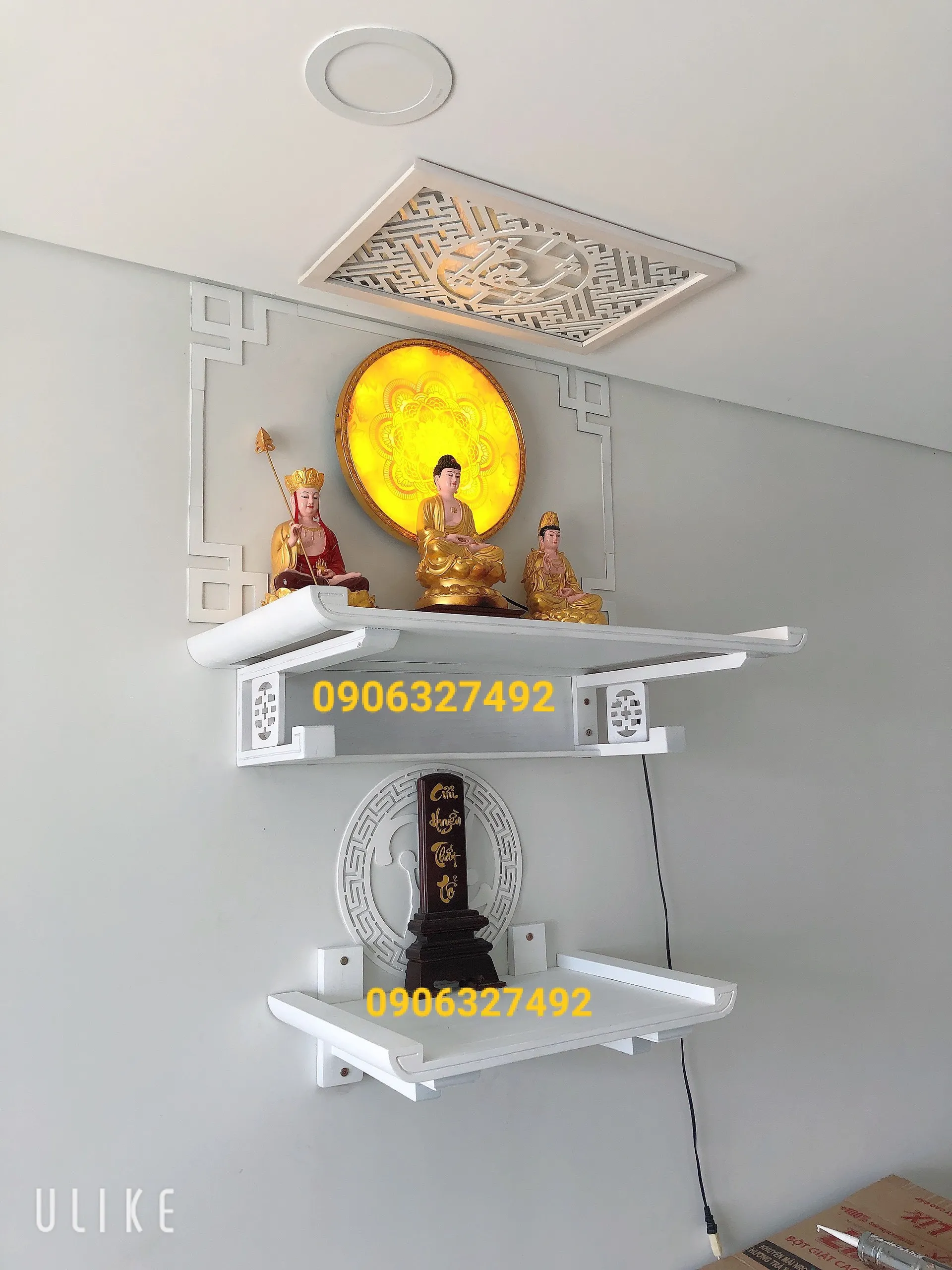 Bàn thờ 2 tầng kết hợp kệ gỗ, tối ưu không gian