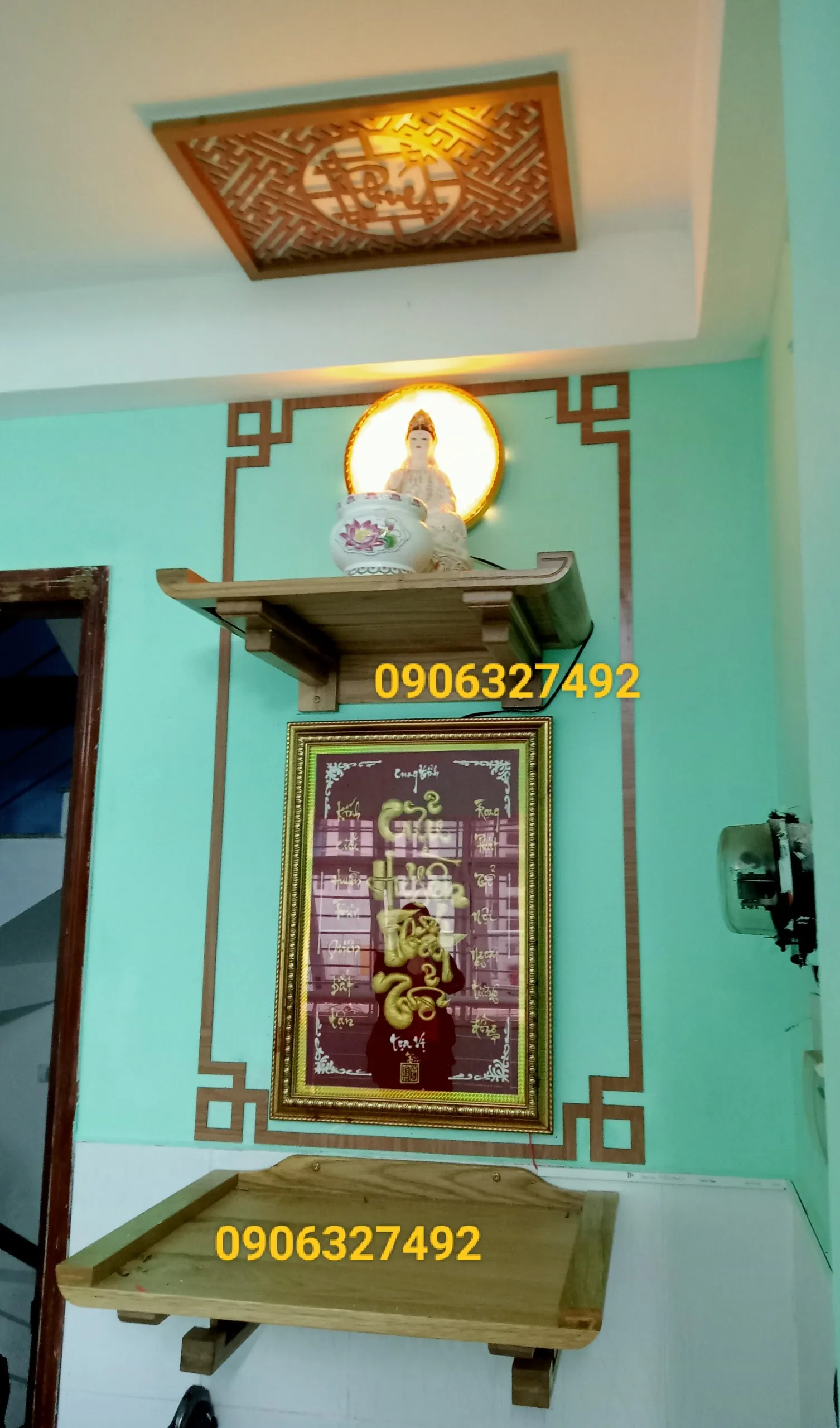 Bàn thờ treo tường 2 tầng cho không gian phòng khách hiện đại