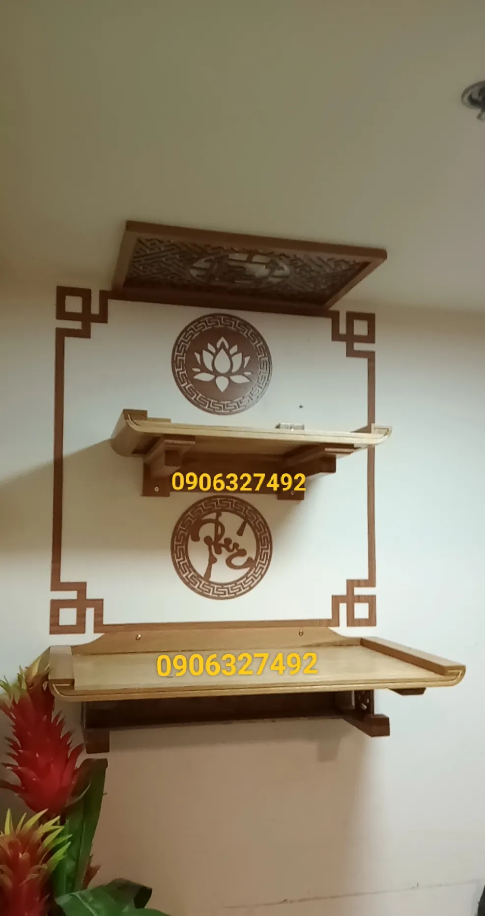 Mẫu bàn thờ treo tường 2 tầng kết hợp đèn trang trí