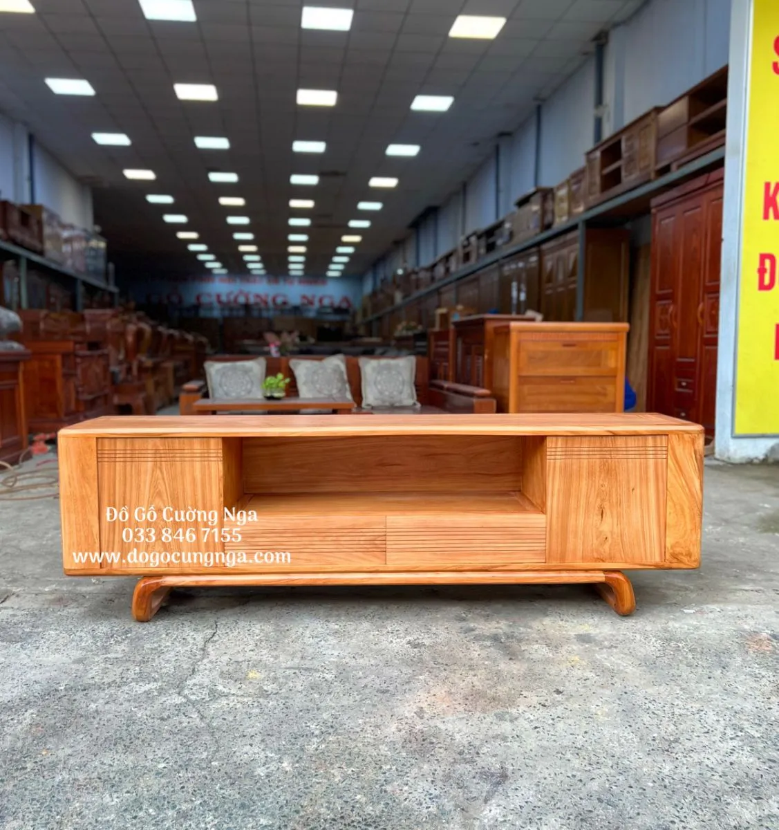 Kệ tivi gỗ gõ đỏ cao cấp với đường vân gỗ nổi bật