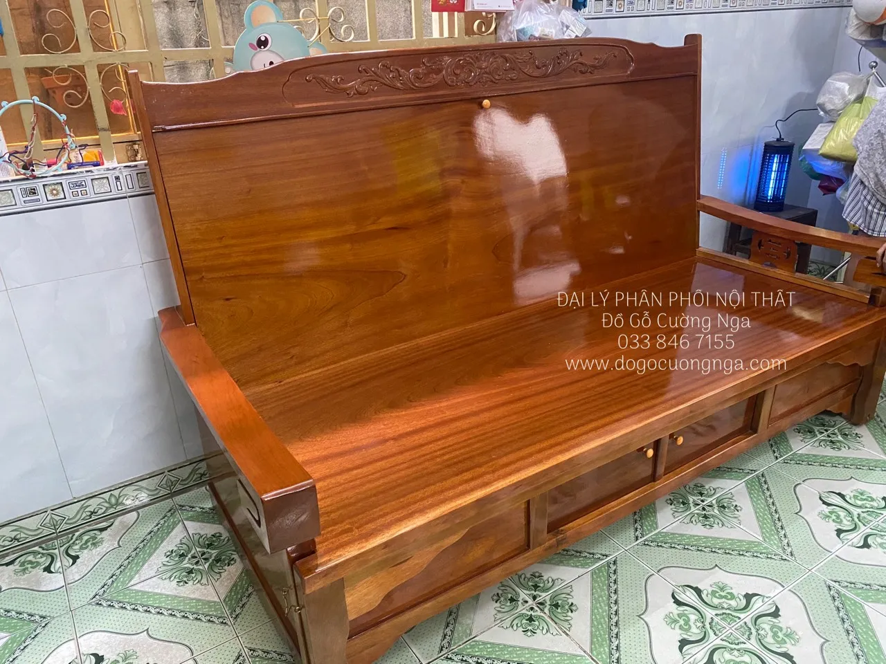 Ghế trường kỷ kéo đa năng khi ở trạng thái ghế ngồi với đường vân gỗ tự nhiên