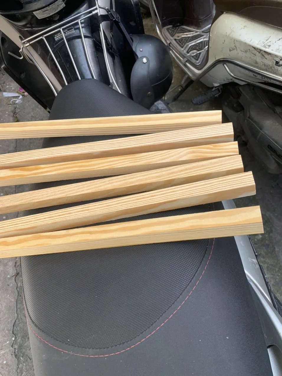 Trang trí kệ gỗ lắp ghép đa năng bằng đèn và cây xanh