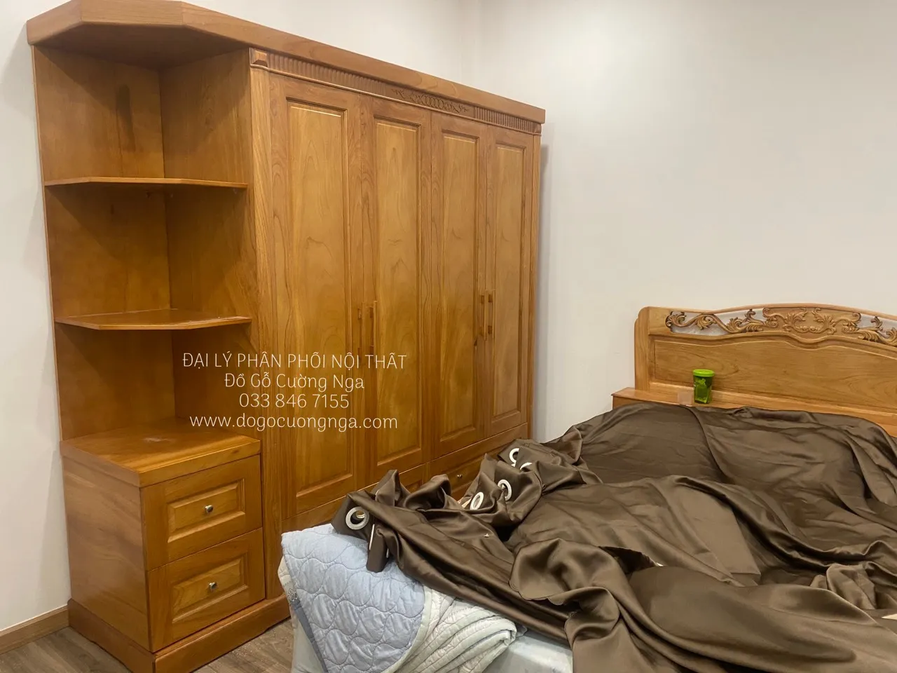 Tủ áo gỗ gõ đỏ hiện đại với bốn cánh mở