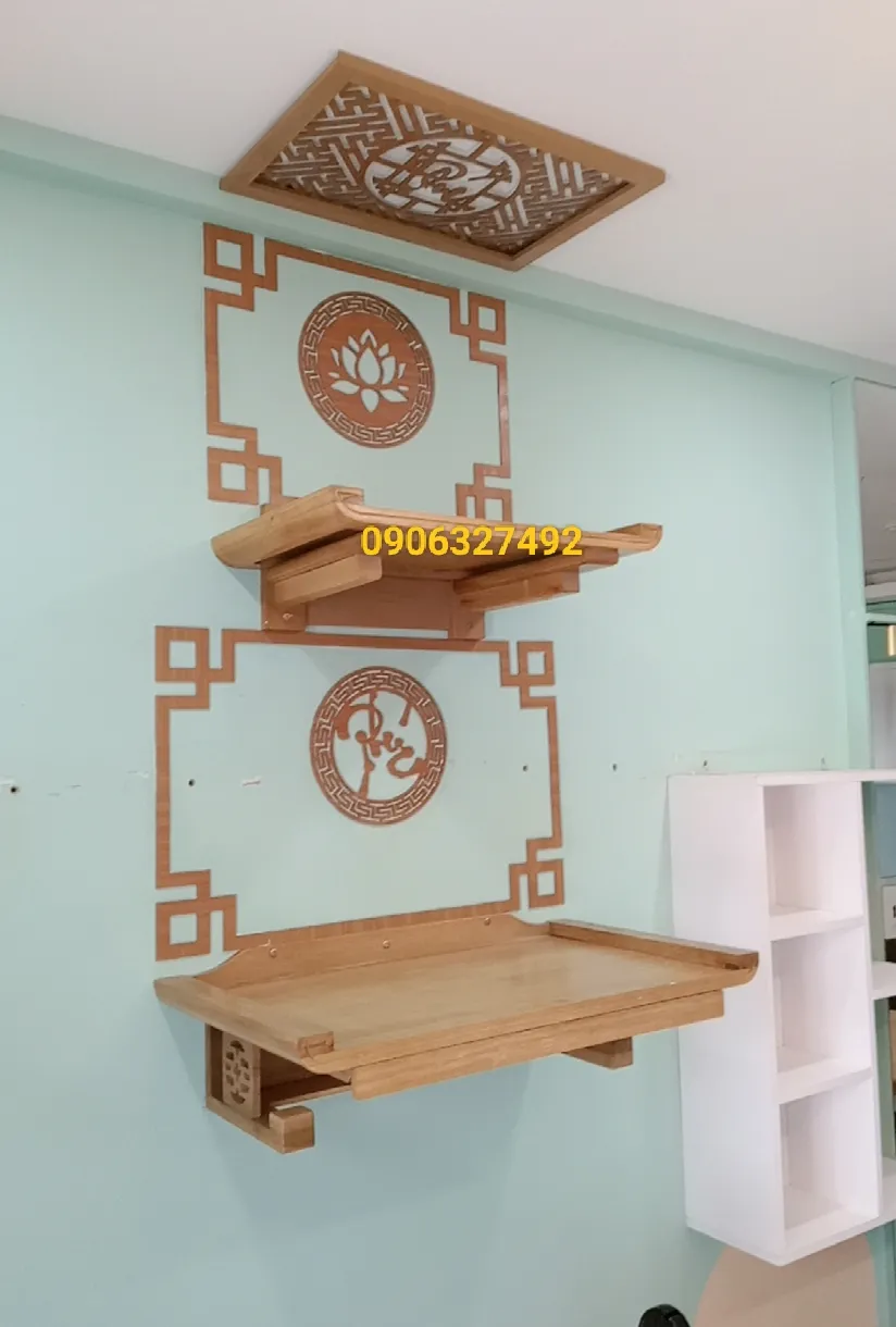 Mẫu bàn thờ 2 tầng có hoa văn tinh xảo và ánh sáng trang nghiêm