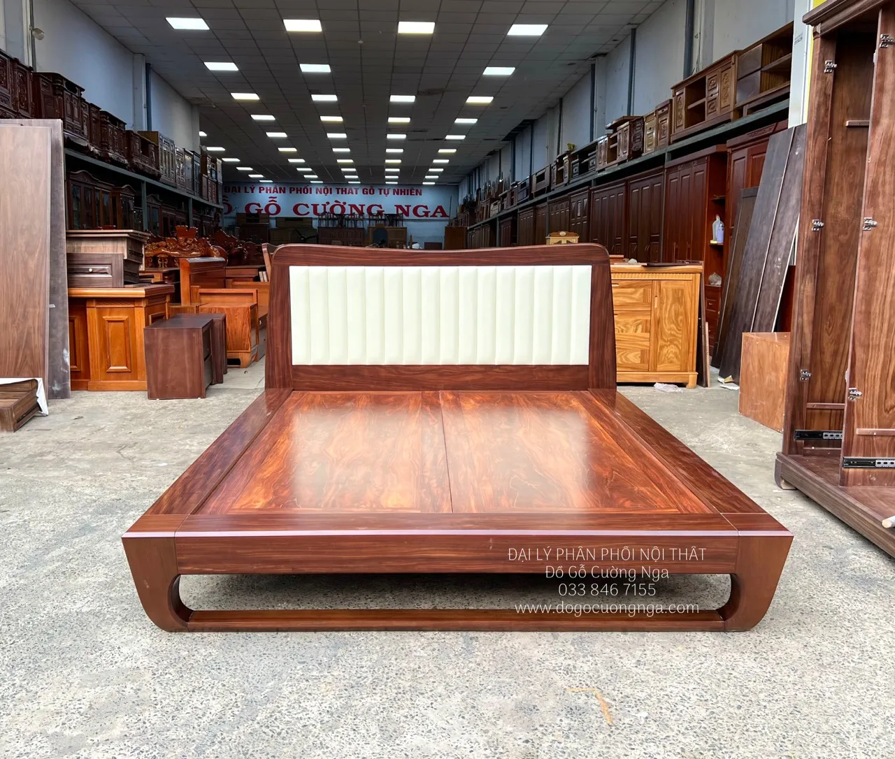 Mẫu giường ngủ gỗ tự nhiên kiểu Nhật chân quỳ tinh tế