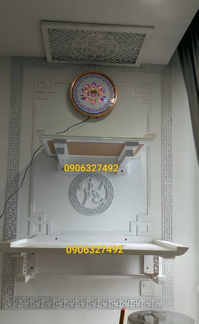 Bàn thờ Phật tầng trên được bài trí các vật phẩm chay tịnh