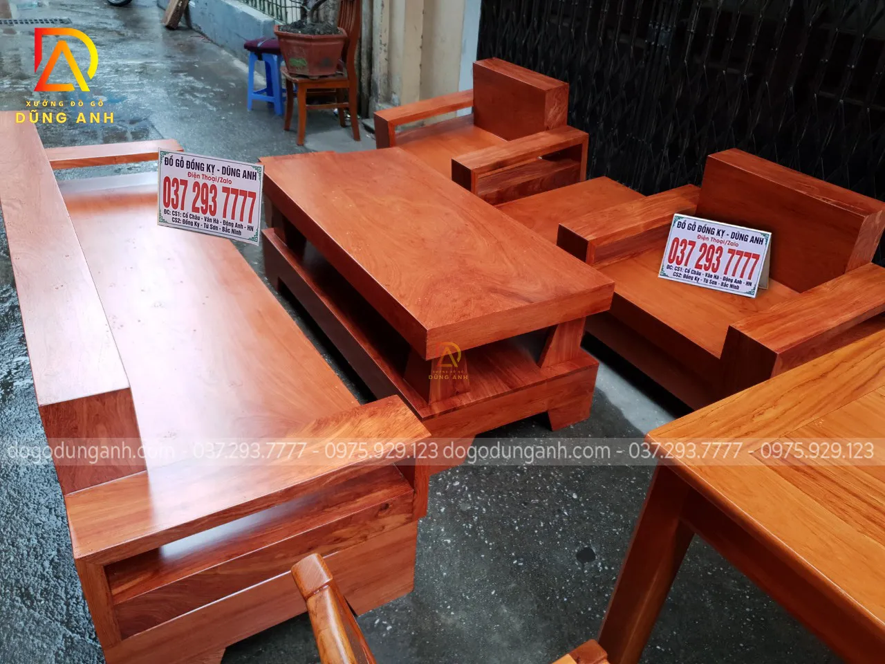 Bề mặt bàn trà gỗ Gõ Đỏ nguyên khối với những đường vân sắc nét, cuồn cuộn