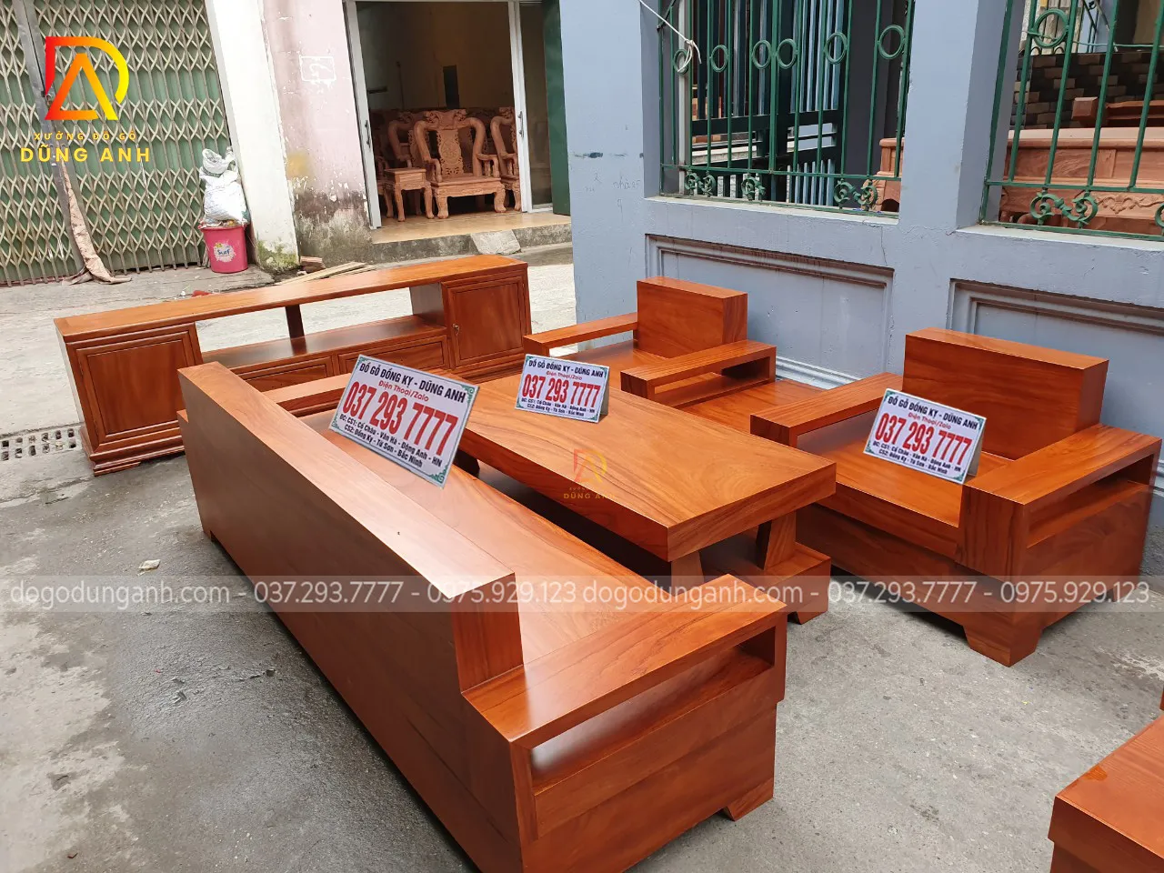 Chiếc ghế dài của bộ bàn ghế gỗ Gõ Đỏ với các chi tiết chạm khắc tỉ mỉ