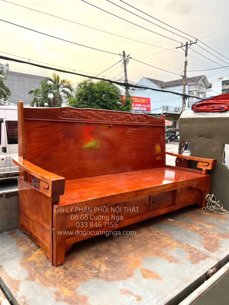 Chi tiết phần tay vịn và mặt ngồi của chiếc ghế trường kỷ kéo gỗ