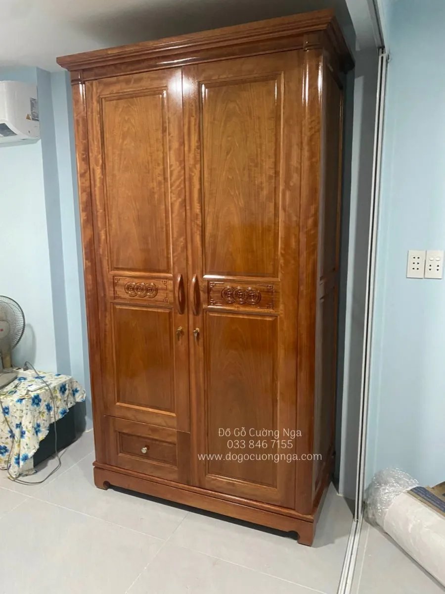 Tủ áo gỗ xoan đào 2 cánh trạm đồng tiền, thể hiện nét truyền thống
