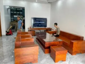 Bàn giao bộ sofa gỗ nguyên khối cho khách hàng