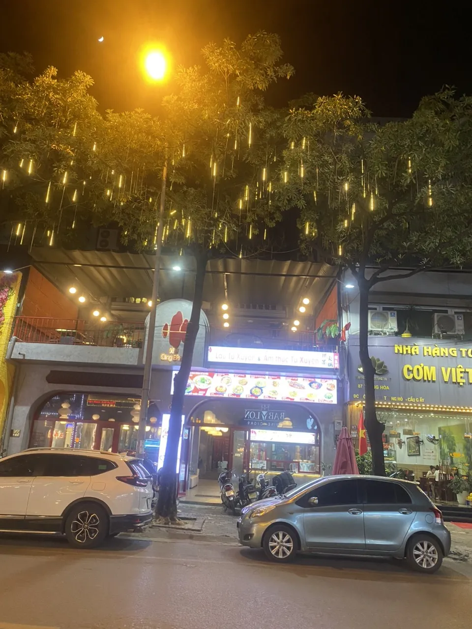 Đèn sao băng trang trí cây tại nhà hàng sân vườn