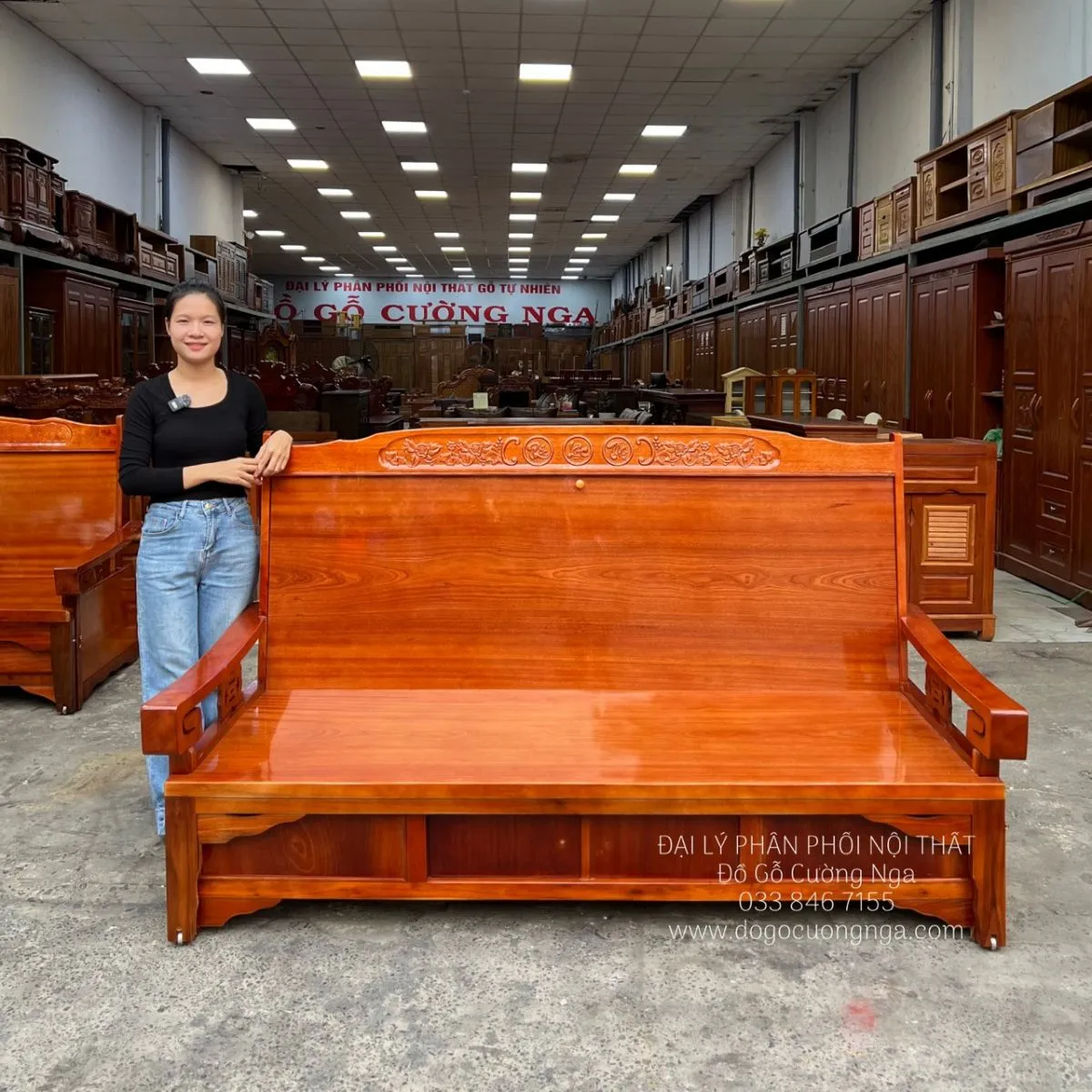 Trường kỷ kéo gỗ khi được gấp gọn, phục vụ cho không gian tiếp khách