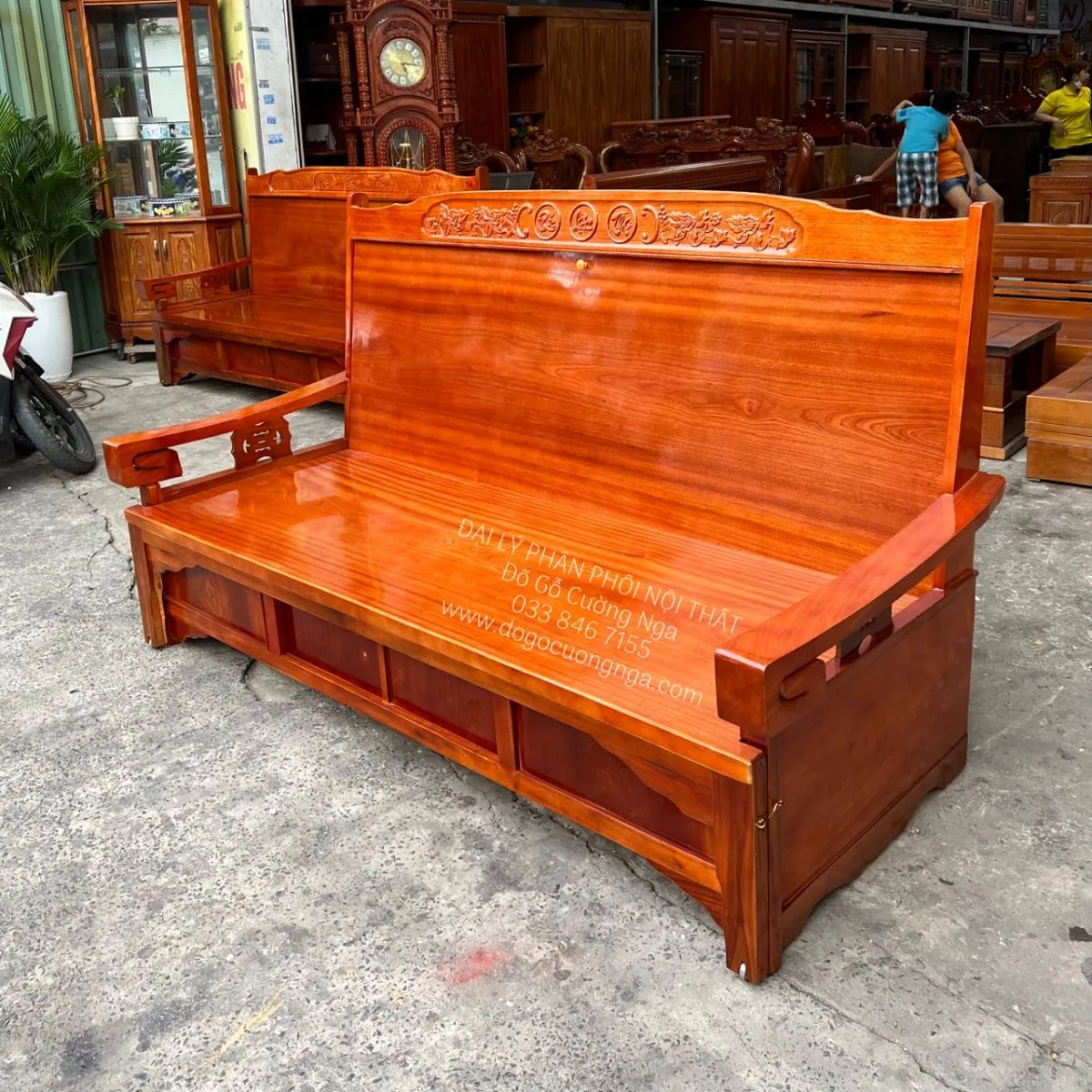 Hình ảnh cận cảnh một chiếc ghế trường kỷ kéo ở trạng thái giường ngủ