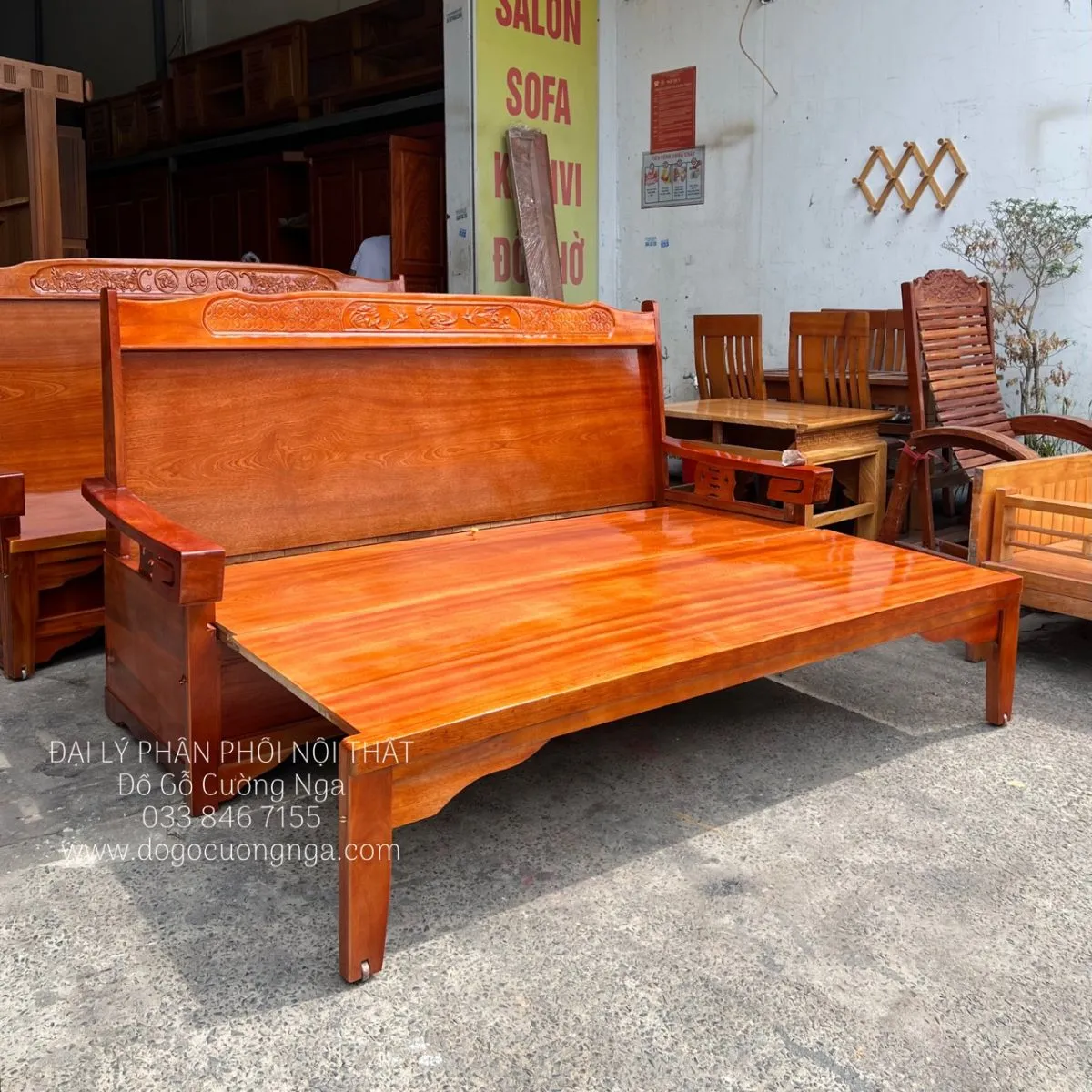 Mặt gỗ của ghế trường kỷ kéo khi được mở rộng hoàn toàn, nhìn từ góc thấp