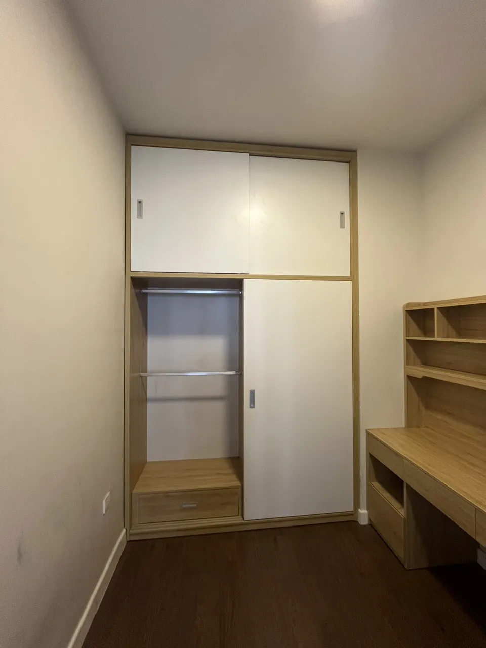 Nội thất tủ quần áo âm tường bằng nhựa với ngăn chia hợp lý