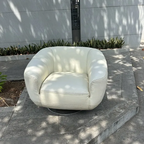 Ghế sofa đơn xoay bọc da trắng, thiết kế hiện đại với chân xoay 360 độ