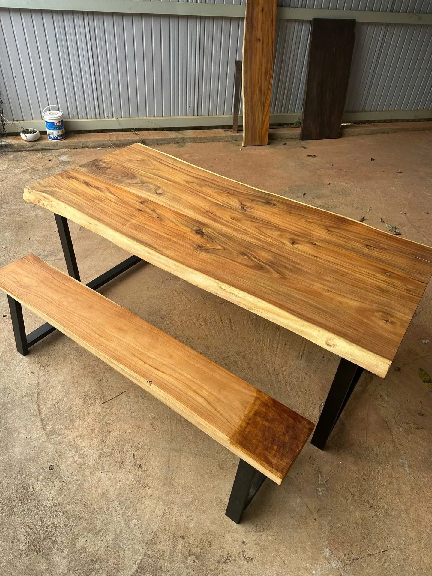 Alt text bàn ăn gỗ tràm bông vàng nâu sáng cho 6 người