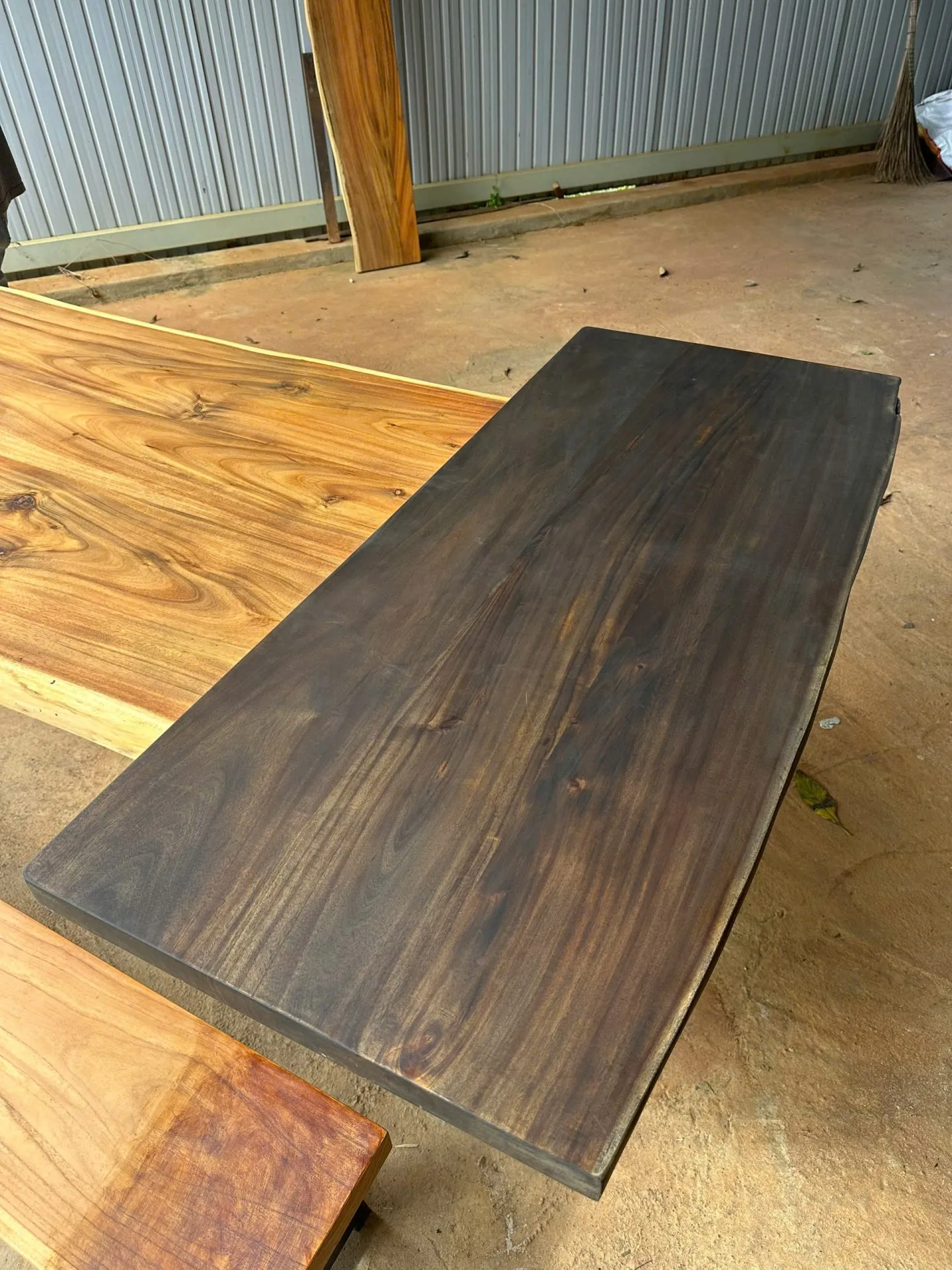 Alt text bàn ăn gỗ tràm bông vàng nâu đen với thiết kế hiện đại