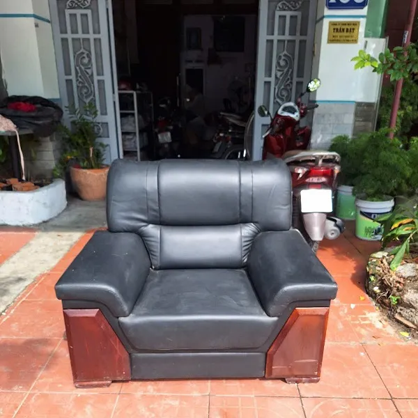 Ghế sofa đơn bọc da đen, thiết kế đơn giản, dễ vệ sinh