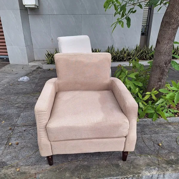 Ghế sofa đơn nệm màu kem, phong cách Scandinavian tối giản