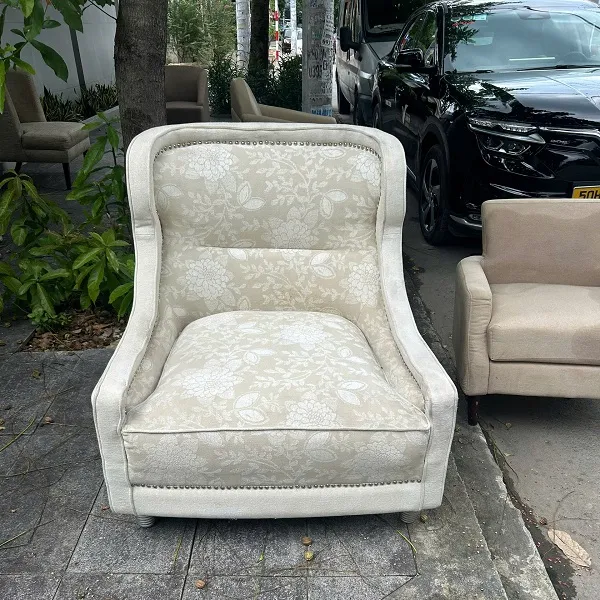 Ghế sofa đơn tân cổ điển màu trắng với họa tiết chạm trổ tinh xảo