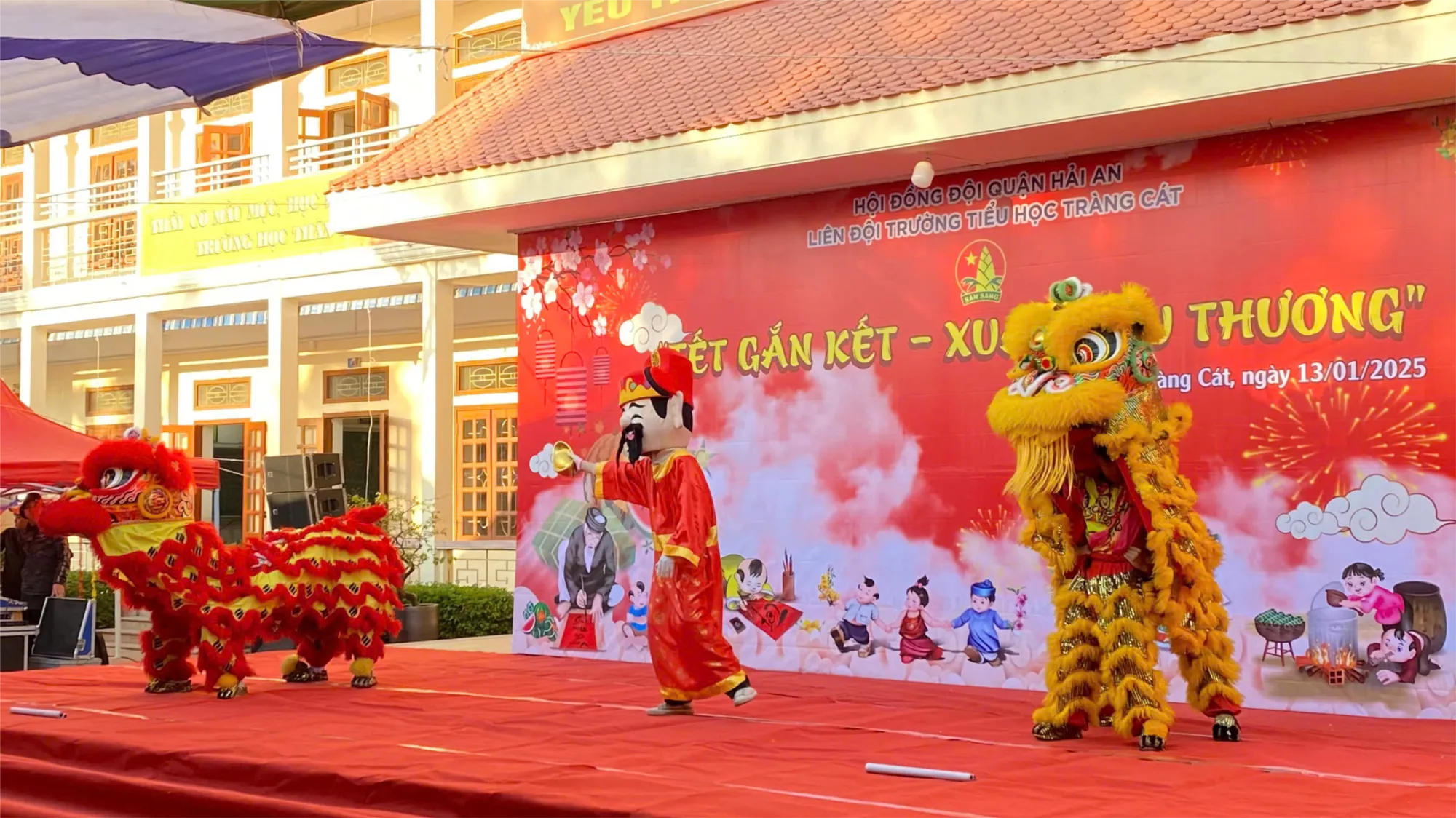 Học sinh cùng nhau trang trí lớp học với hoa đào, câu đối đỏ và đèn lồng