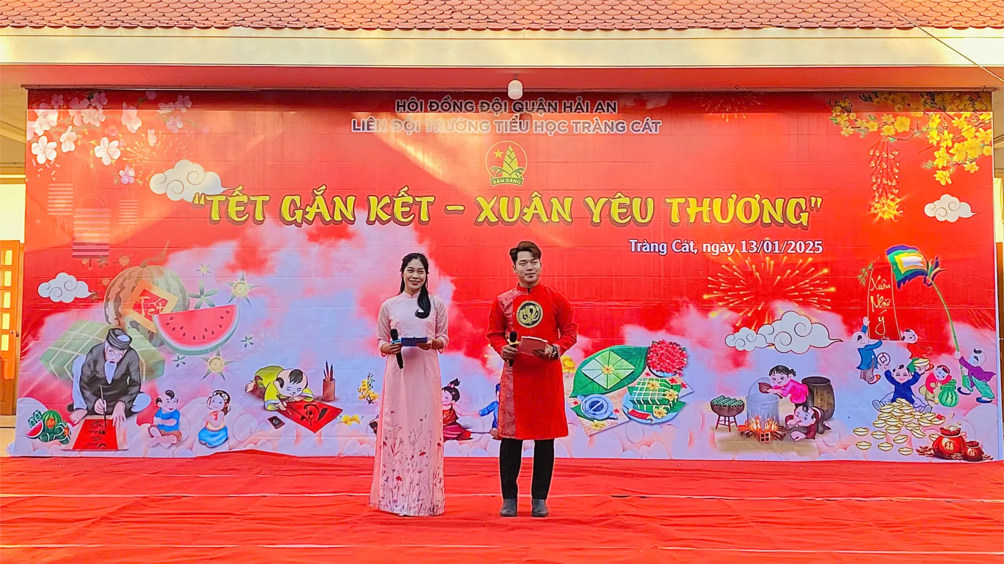 Lớp học được trang trí với băng rôn, hoa giấy và đèn lồng đỏ rực rỡ