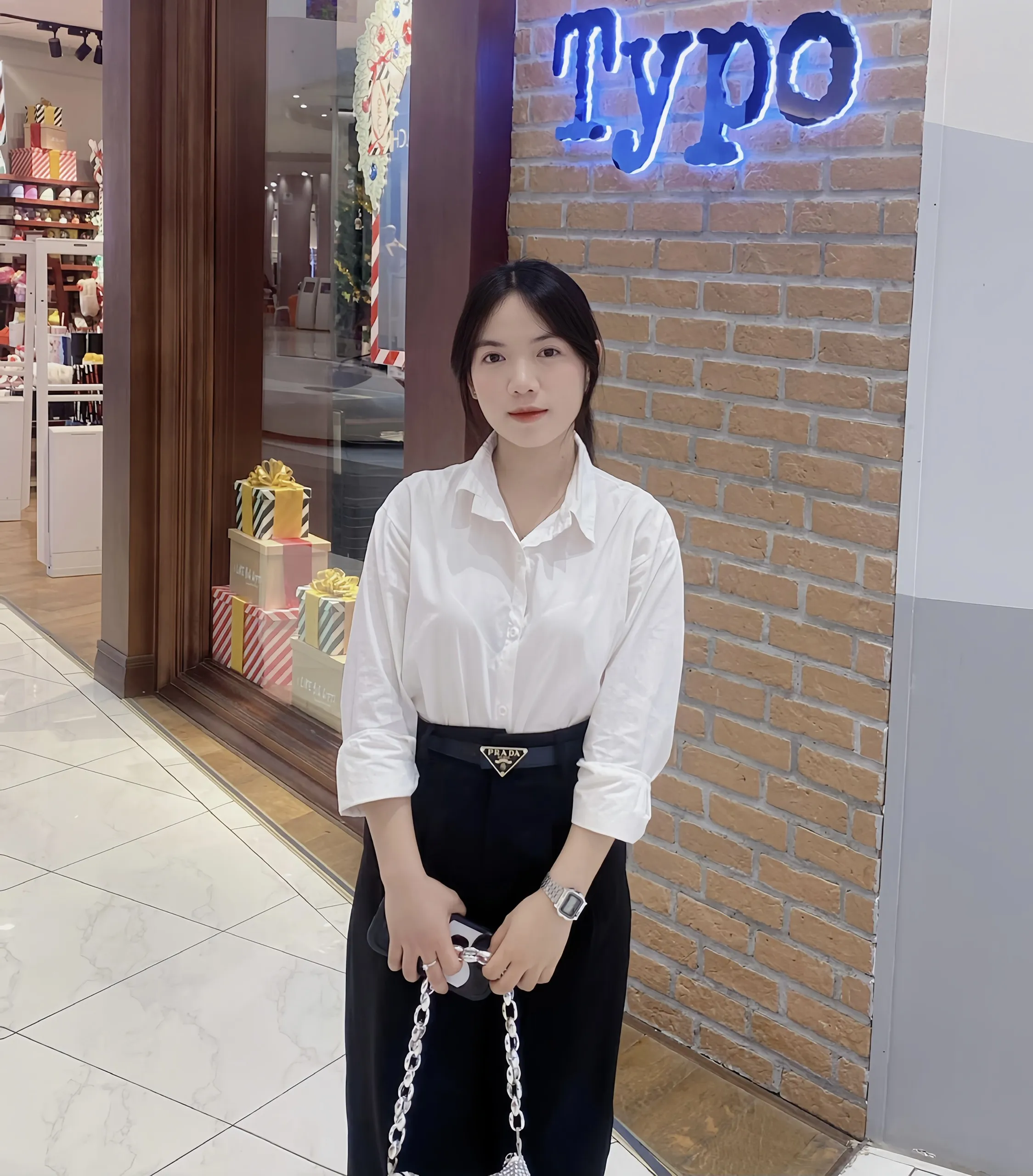 Một bộ bàn ghế gỗ tự nhiên cao cấp, tượng trưng cho sự thịnh vượng trong nội thất gia đình