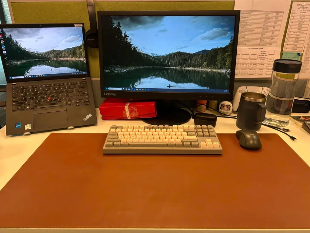 Tấm Da Lót Bàn Làm Việc Da Bò Cao Cấp được đặt trên bàn làm việc gỗ