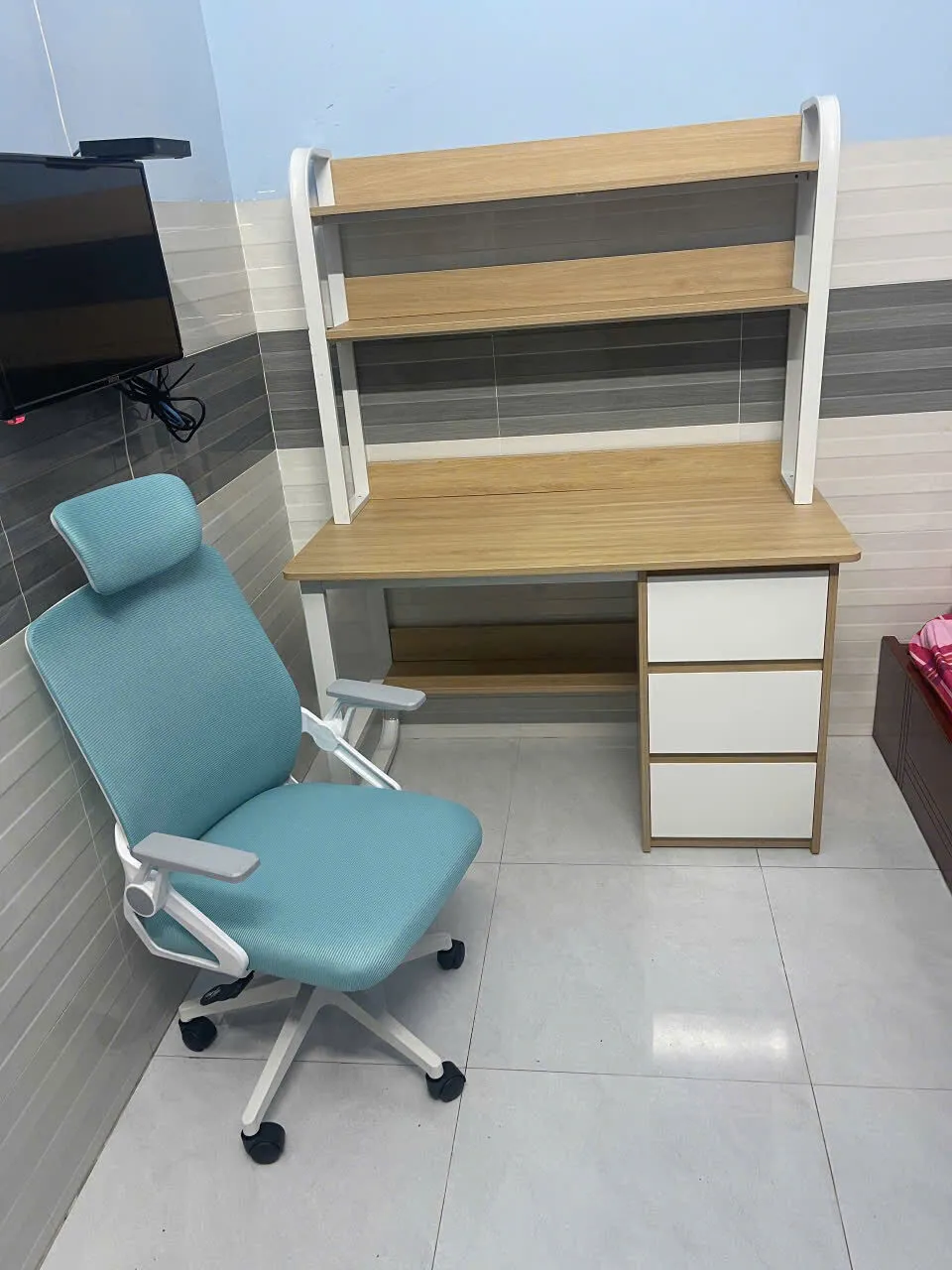 Chi tiết khung chân sắt sơn tĩnh điện chắc chắn của bàn học sinh