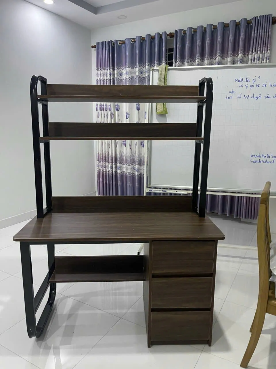 Góc nhìn tổng thể bàn học kèm kệ sách thiết kế chữ L hiện đại