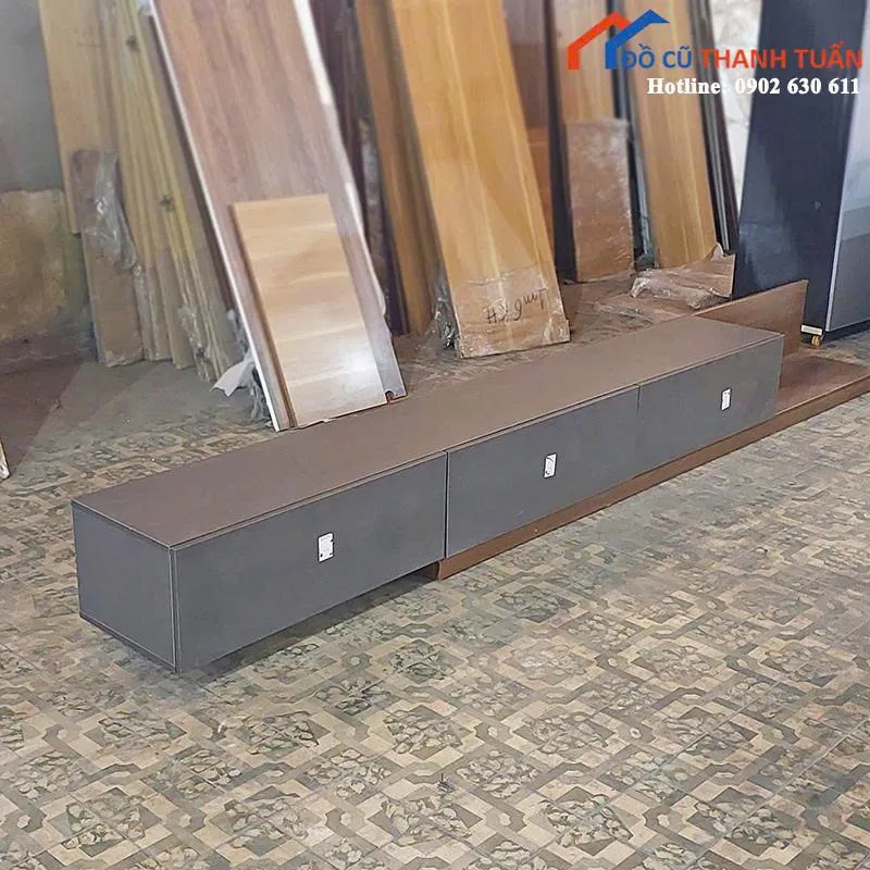 Kệ tivi gỗ công nghiệp màu xám có 3 ngăn kéo